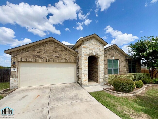 Foto del edificio - A Stunning 5-Bedroom, 2.5-Bathroom Home in the Heart of San Antonio, Texas!