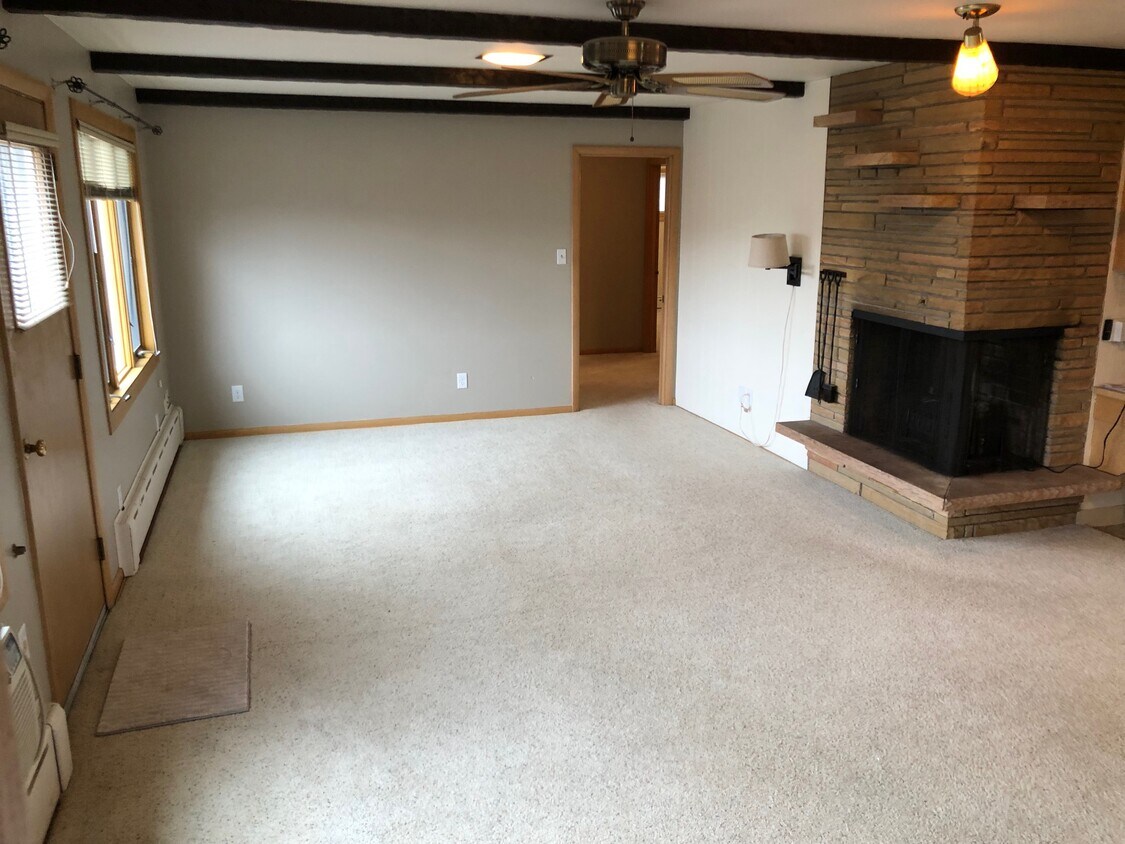 W63N139 Washington Ave Unit W63N137, Cedarburg, WI 53012 Apartments