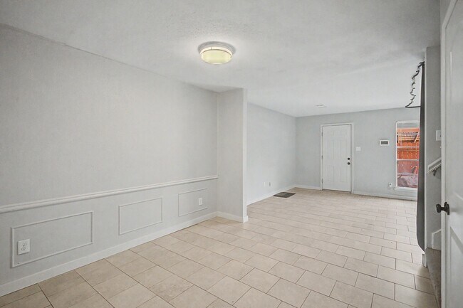 Building Photo - 413 W Semands Ave