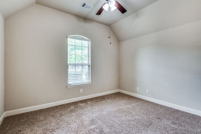 Foto del edificio - Beautiful 3 Bedroom with Bonus Media Room