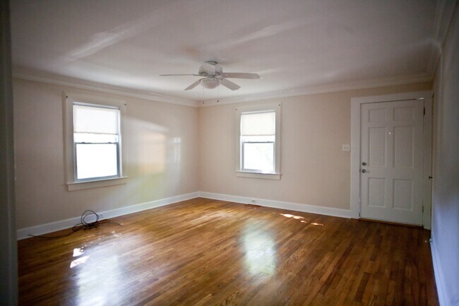 Building Photo - Walk downtown from a 2-bedroom home!
