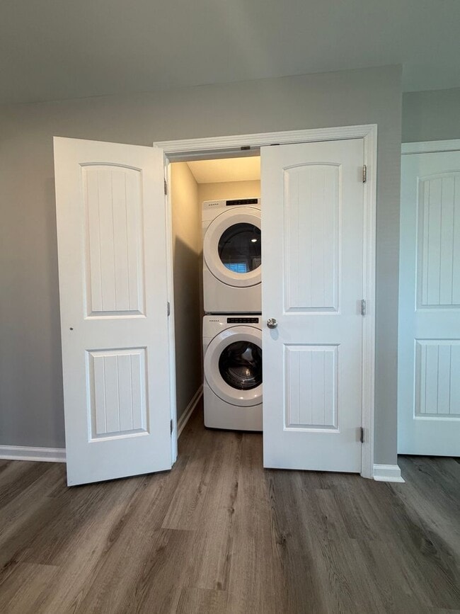 Building Photo - Find Your Fresh Start This Spring! Move in for $700, No rent until April!