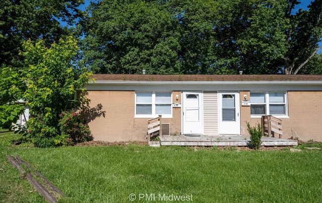 "Charming 2-Bed Duplex Retreat in Indianapolis - Cozy 728 Sq Ft Gem!" - "Charming 2-Bed Duplex Retreat in Indianapolis - Cozy 728 Sq Ft Gem!" Apartment