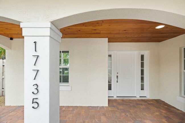 Foto del edificio - 17735 Carver Ave
