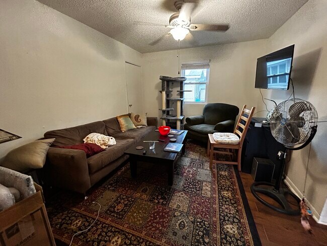Foto del edificio - 3309 Harris Park Ave