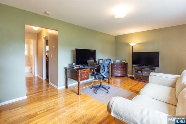 Building Photo - 108 Regency Park