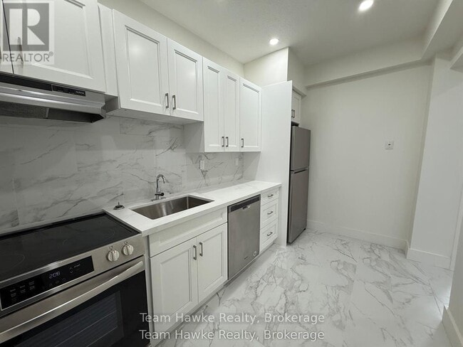 Building Photo - 521 Bay St