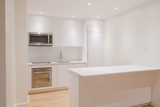 Building Photo - 3468 Rue Drummond