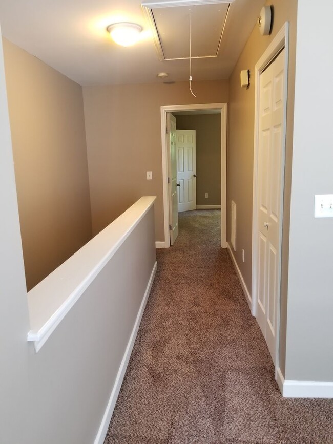 Building Photo - Move in ready close to airport BNA and I40