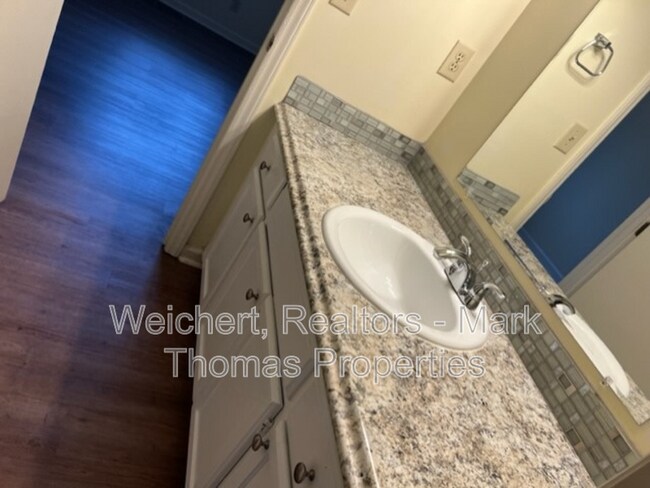 Foto del edificio - 215 Bridgefield Pl