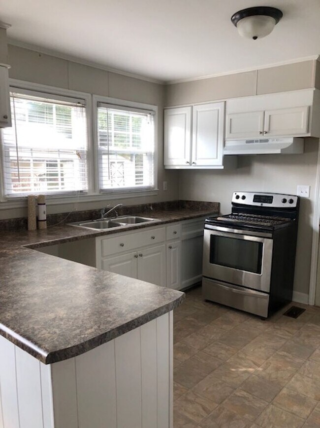 Building Photo - Charming - 2 BD- 1 full BA - Bungalow w/ r...