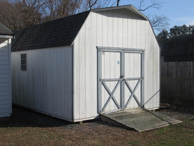 Building Photo - Three Bedroom Highland Springs Home. Available in September