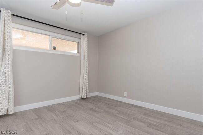 Foto del edificio - 4733 E Harmon Ave