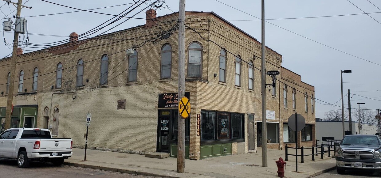 Primary Photo - 220 N Benton St