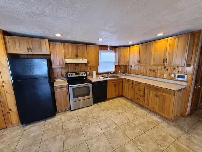 Building Photo - PRICE REDUCED Charming 2 Bedroom Rental