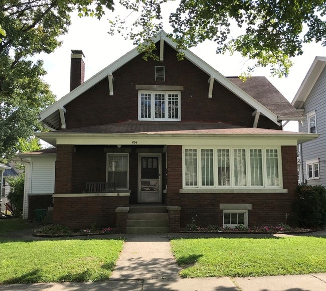 Exterior - 804 E 8th St