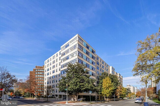 Foto del edificio - 2401 H St NW