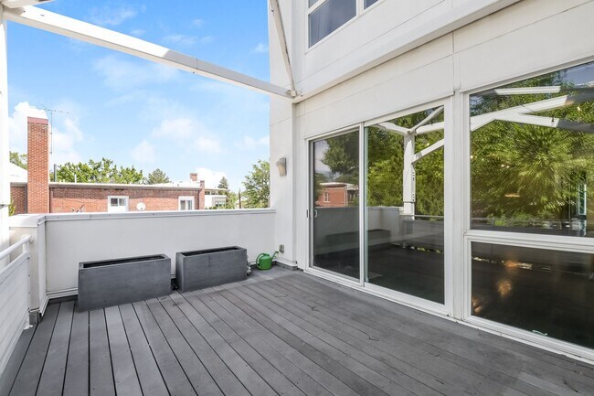 Foto del edificio - Luxury Living in Lo-Hi with Private 2 Car Garage and Rooftop Patio