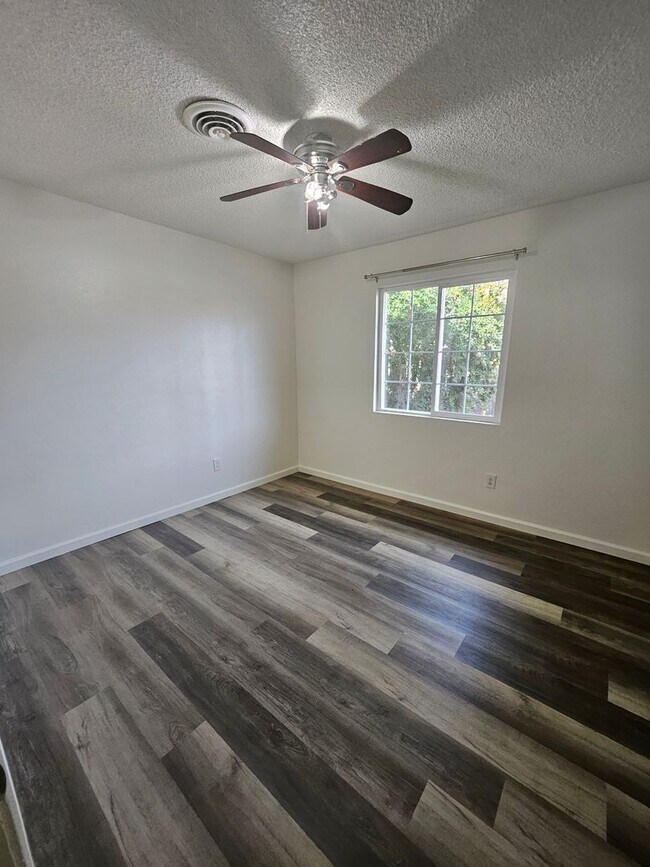 Building Photo - 3 bed 2 bath Live Oak