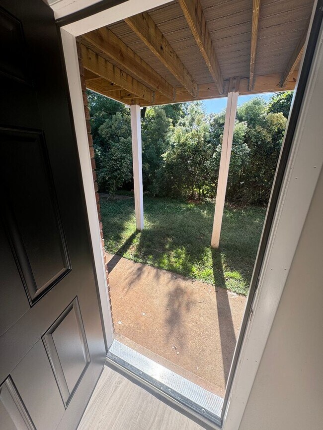 Foto del edificio - 1st-Floor 2 Bedroom Apartment – Briarcliff...
