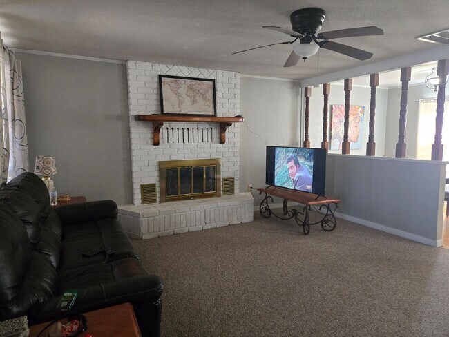 Foto del edificio - Furnished Three Bedroom Home With Flexible Lease Terms