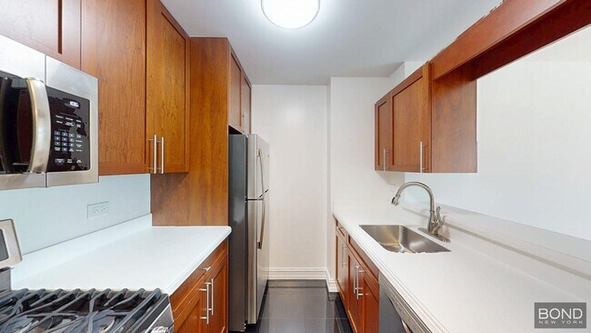 Building Photo - 400 E 71st St