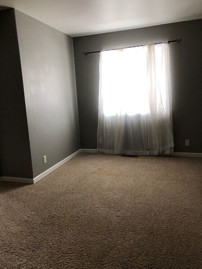 Building Photo - 5 br, 3 bath House - 916 Marian Dr