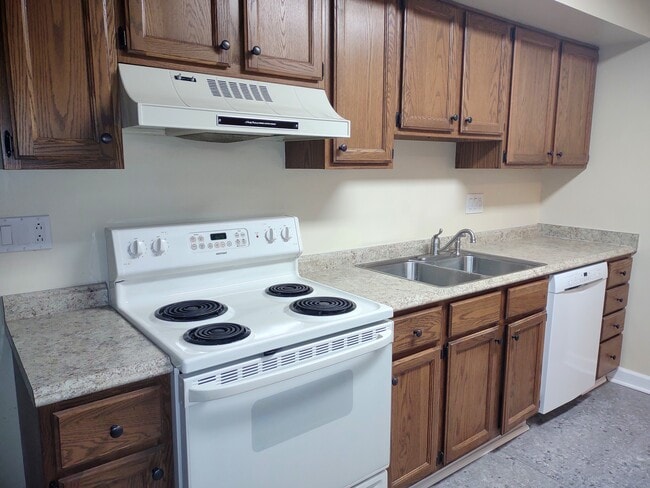 Kitchen - 120 Greenbrier Dr