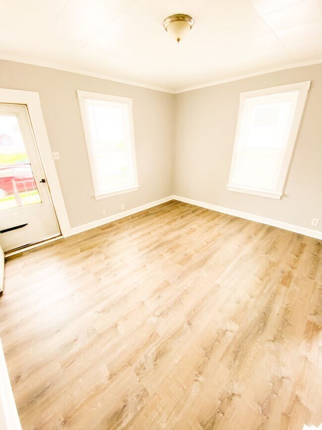 Building Photo - 1 Bed AFFORDABLE!!!