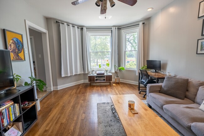Foto del edificio - 3850 W Diversey Ave