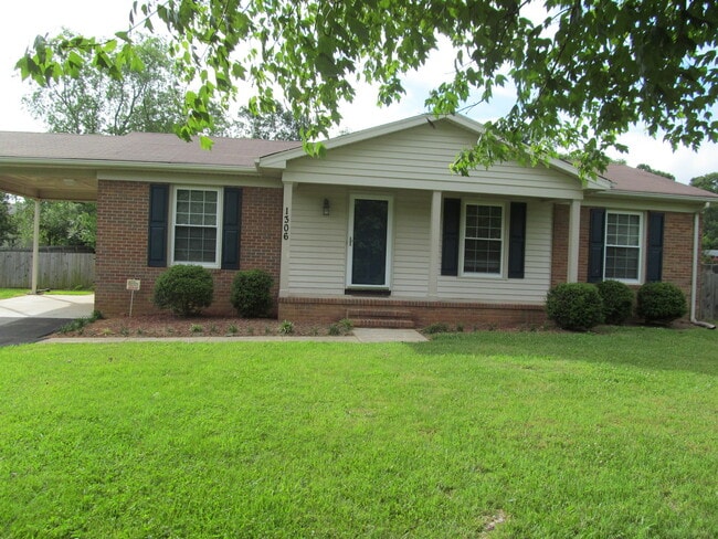 Building Photo - Brick Ranch in Rural Hall with fenced back...