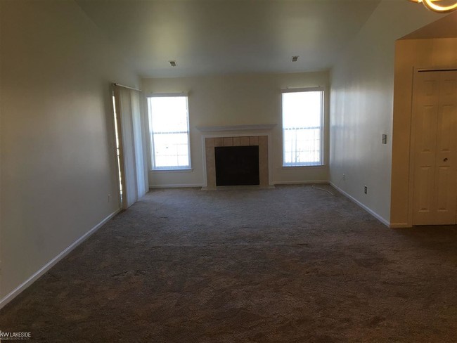 Building Photo - 5520 Pine Aires Dr