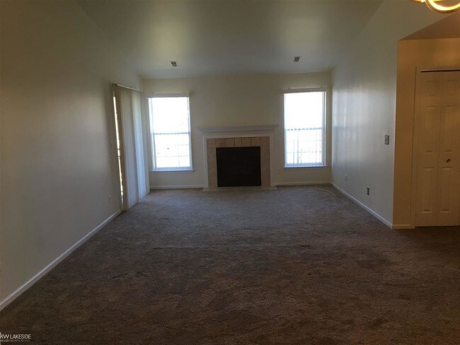 Foto del edificio - 5520 Pine Aires Dr