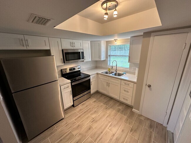 Building Photo - 3 bed 2 bath home available