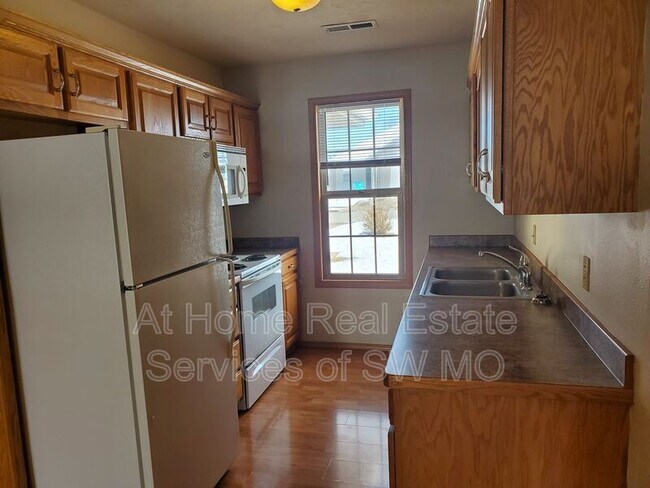 Building Photo - 1095 N Northwood Ave