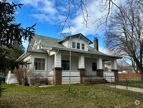 Building Photo - 1102 1st St