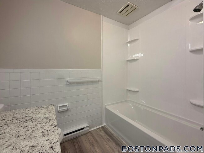 Foto del edificio - 310 Thompson Rd