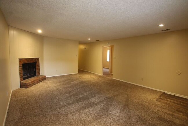 Foto del edificio - Adorable 3 Bedroom Duplex in Tyler Availab...