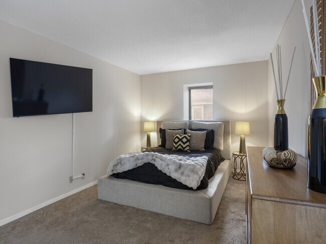 Building Photo - 6586 Poplar Woods Cir S