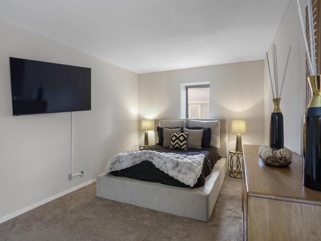 Foto del edificio - 6586 Poplar Woods Cir S