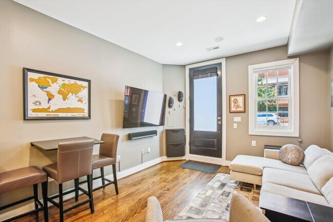 Foto del edificio - 2 BED PLUS DEN!!! * Fully Furnished and Fa...