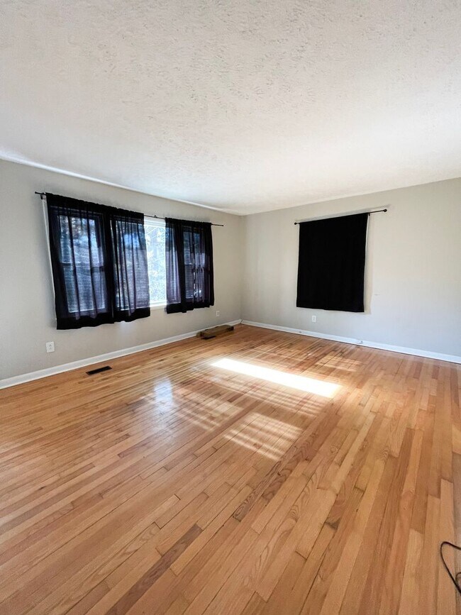 Building Photo - 3 Bedroom 3 Bathroom Tri-level - Pets Okay