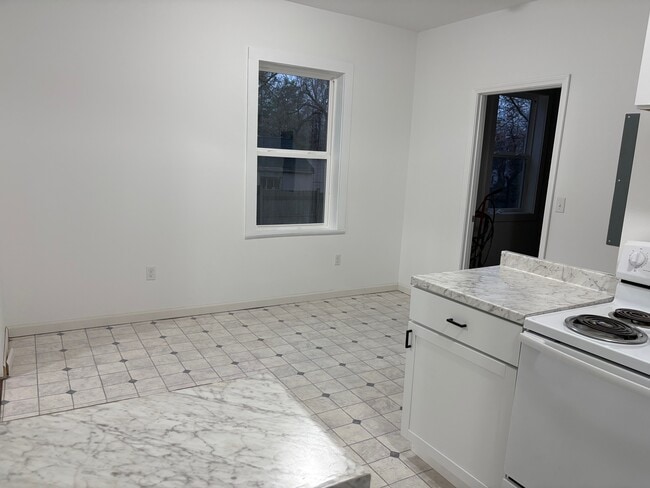 Building Photo - 618 Dennis St