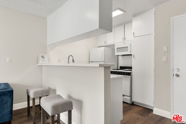 Foto del edificio - 257 S Manhattan Pl