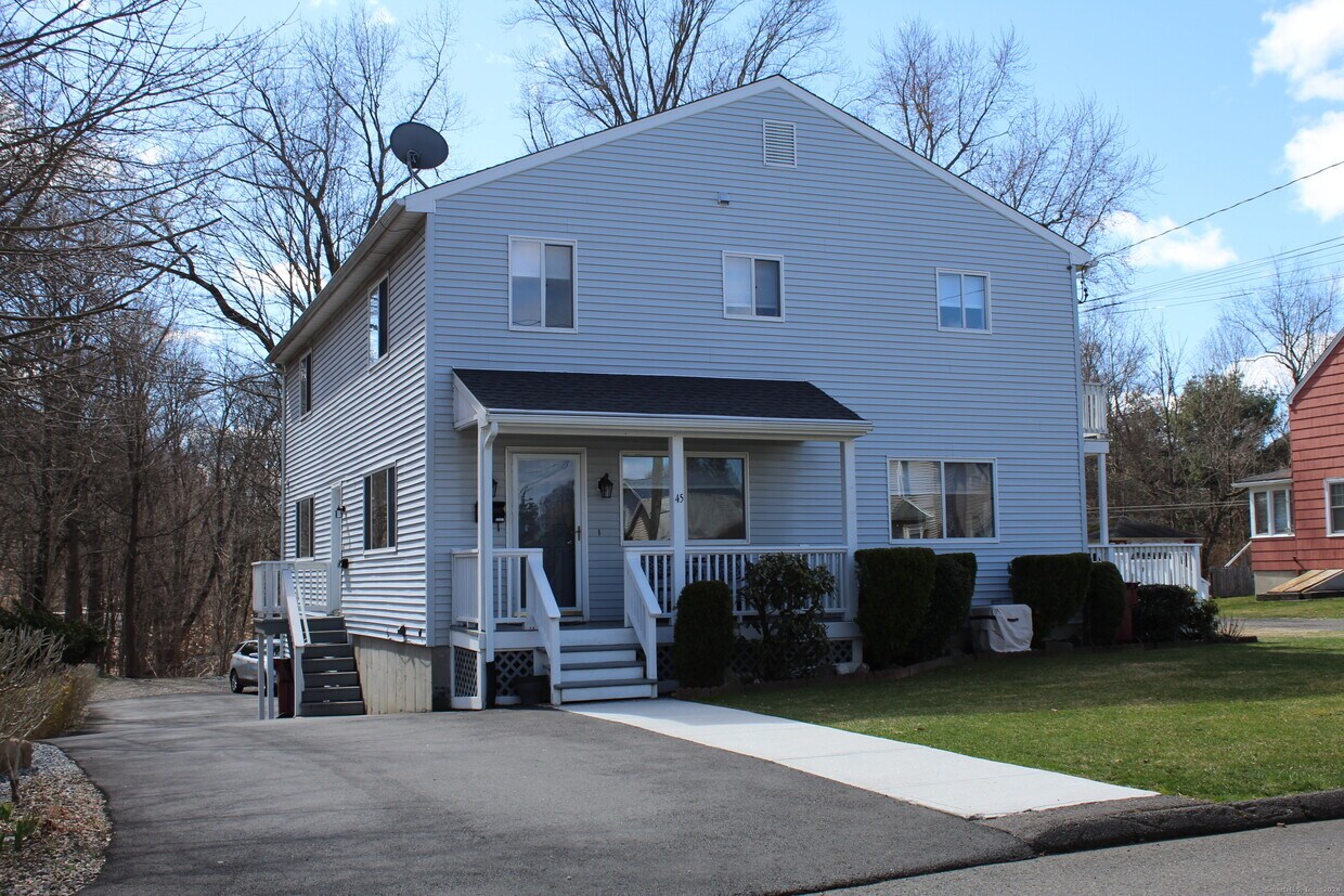 45 Woodland St Unit 2R, Naugatuck, CT 06770 Room for Rent in