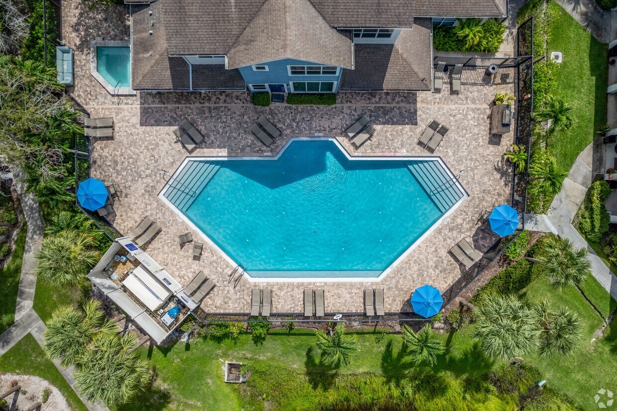 Vista aérea de la piscina - Calais Park Apartments