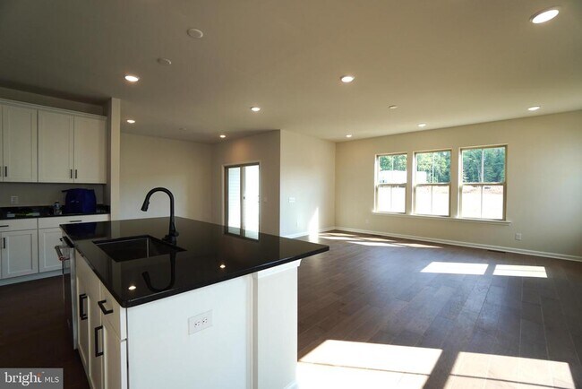 Building Photo - 612 America Dr