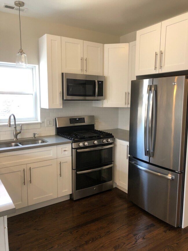 Building Photo - 1528 W Superior St