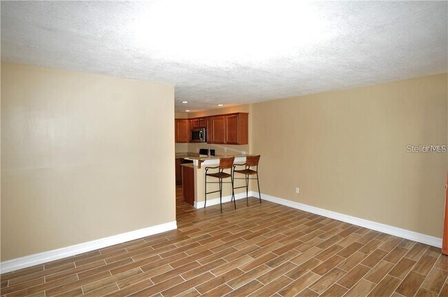 Building Photo - 320 Lakeview St