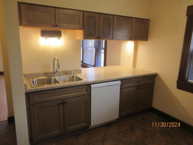 Foto del edificio - Available June 2026 huge, sunny light filled 3 Bedroom 2 Full Bath apartment with Free Heat